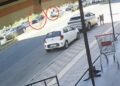 Motosikletiyle park halindeki otomobilin açılan kapısına çarpıp kamyonun altında kalan sürücü öldü