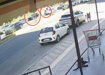Motosikletiyle park halindeki otomobilin açılan kapısına çarpıp kamyonun altında kalan sürücü öldü