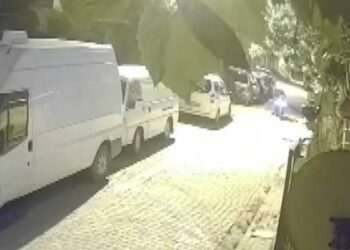 Avcılar’da şüphelilerin park halindeki motosikleti çaldığı anlar kamerada