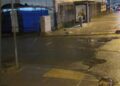 Arnavutköy'de otobüs durağıının camını taşla kırdı