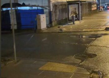 Arnavutköy'de otobüs durağıının camını taşla kırdı