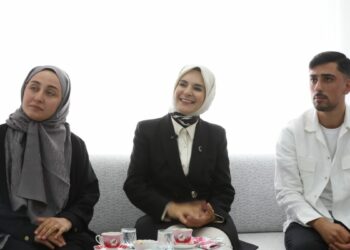 Bakan Göktaş, evlilik kredisinden yararlanan yeni evli çiftin ilk misafiri oldu