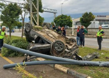 Manisa'da takla atan otomobilin sürücü ağır yaralandı