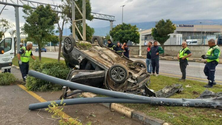 Manisa'da takla atan otomobilin sürücü ağır yaralandı