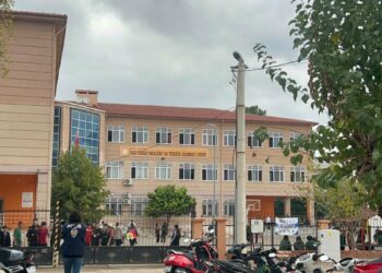 Manisa’daki okulda öğrenciler yeniden dersbaşı yaptı