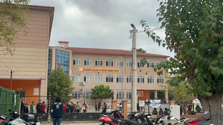 Manisa’daki okulda öğrenciler yeniden dersbaşı yaptı