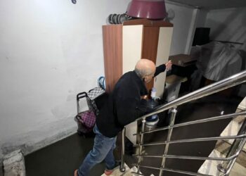 Ankara'da sağanak sonrası rögar taştı; binaların giriş ve bodrum katlarını su bastı