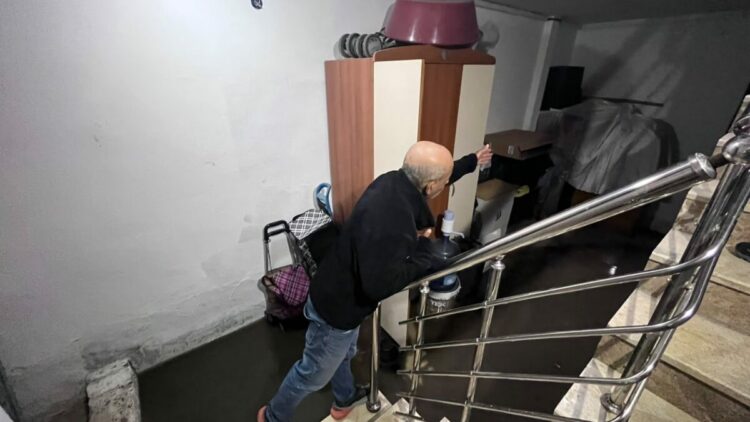 Ankara'da sağanak sonrası rögar taştı; binaların giriş ve bodrum katlarını su bastı