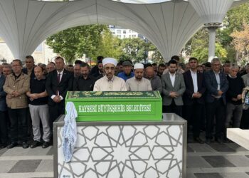 Babasının kucağındayken üzerine kaya parçası düşen Kaan, toprağa verildi