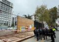 Kadıköy'de inşaatın dış koruma kaplaması yayaların üzerine devrildi: 2 yaralı