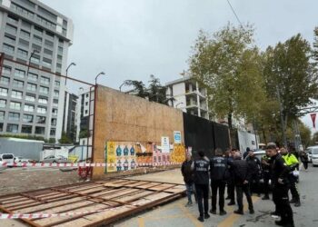 Kadıköy'de inşaatın dış koruma kaplaması yayaların üzerine devrildi: 2 yaralı