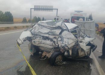 TIR, otomobile çarptı; 2 ölü