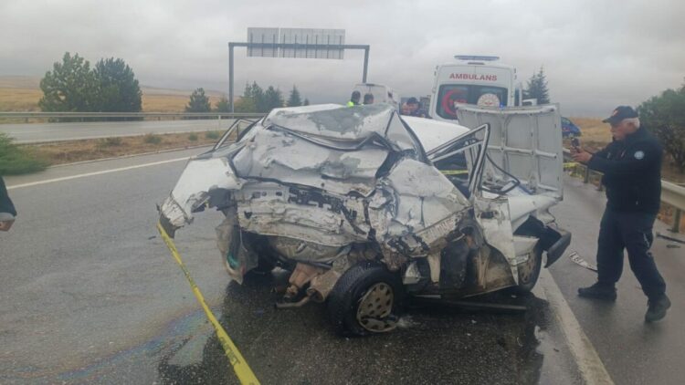 TIR, otomobile çarptı; 2 ölü