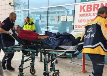 Şeker yüklü TIR, yağmur suyu kanalına uçtu