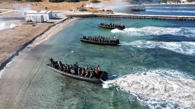 İzmir'de komandolardan 'Deniz Hücum Harekatı Eğitimi'