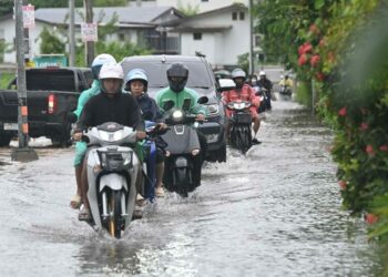 Tayland'ın başkenti Bangkok'ta sel 700 bin kişiyi etkiledi