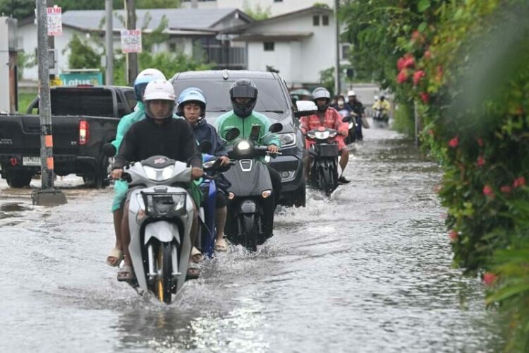 Tayland'ın başkenti Bangkok'ta sel 700 bin kişiyi etkiledi