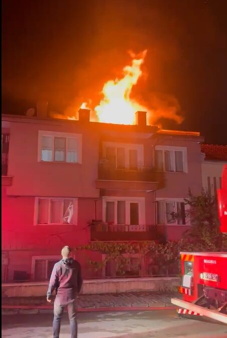 Evin çatısı alev alev yandı