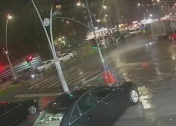 Esenler’de kayganlaşan yolda sürüklenen motosikletin kamyona çarptığı kaza kamerada