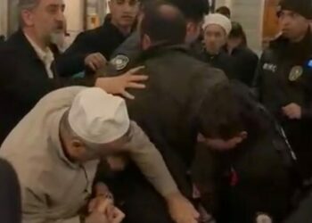 Eyüpsultan Camii’nde çıkan kavgada silahla havaya ateş açan şüpheli yakalandı