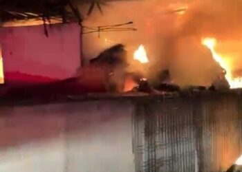 Çiftlikteki yangında 5 bin balya saman ile bir traktör yandı