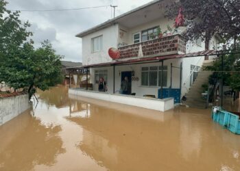 Sakarya Karasu'da dere taştı; su baskınları yaşandı