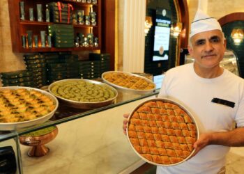 Eğitim için gittiği ABD'de baklava ustası oldu; SpaceX çalışanlarına Türk tatlısını yedirdi