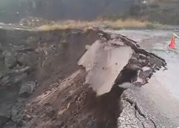 Tokat'ta heyelan; köy yolunun çökme anı kamerada