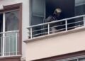 Yanan dairede mahsur kalan anne ve oğlu kurtarıldı