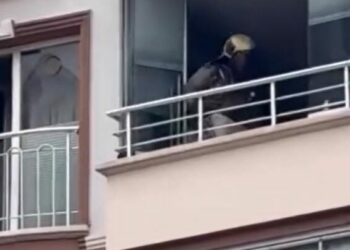 Yanan dairede mahsur kalan anne ve oğlu kurtarıldı