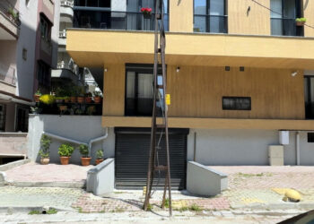 Avcılar’da bina önündeki elektrik direği kaldırılmayınca kullanılmayan garaj depoya çevrildi