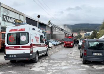 Kütahya'da oto galerinin çatısı yandı