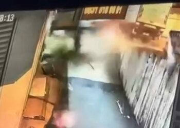 Beylikdüzü'nde otomobilin iş yeri duvarına çarptığı kaza kamerada: 1 ağır yaralı