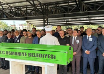 Yeğeninin öldürdüğü öğretmen son yolculuğuna uğurlandı