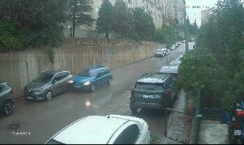 Otomobilin park halindeki araca çarpıp ters döndüğü kaza kamerada
