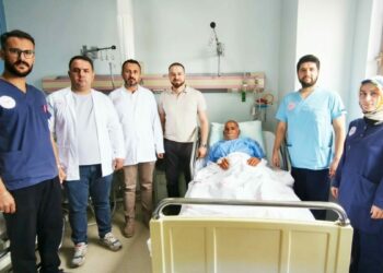 82 yaşındaki hastanın mesanesinden 42 parça taş çıkarıldı