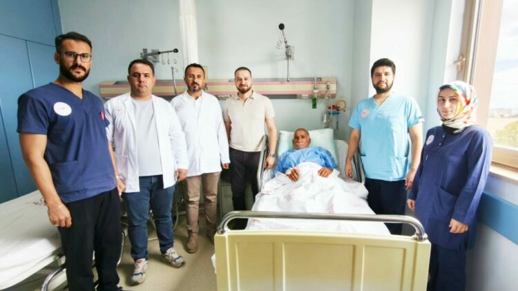 82 yaşındaki hastanın mesanesinden 42 parça taş çıkarıldı