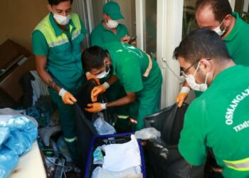 Kötü koku yayılan evden 2 kamyon çöp çıktı