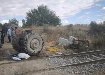 Yük treninin çarptığı traktör ikiye bölündü; işitme engelli sürücü yaralandı
