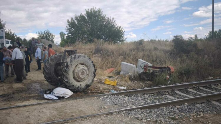 Yük treninin çarptığı traktör ikiye bölündü; işitme engelli sürücü yaralandı