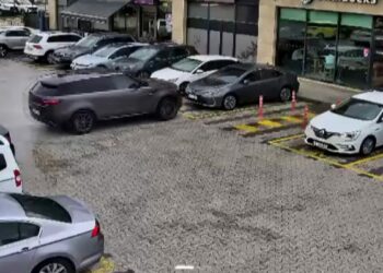 Çekmeköy’de sürücü fren yerine gaza bastı; cip çarptığı otomobille kafeye girdi