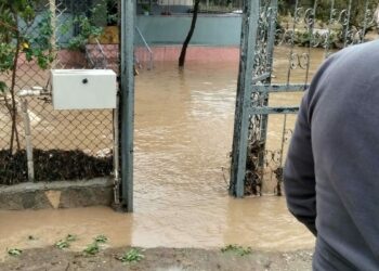 Mudanya'da sağanak su baskınına yol açtı, mahsur kalanlar kurtarıldı