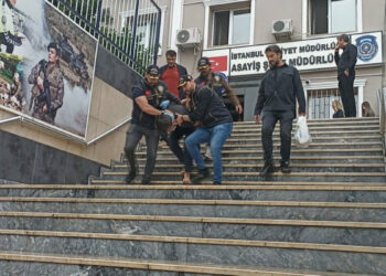 Eyüpsultan Camii'nde havaya 4 el ateş açtı; tartışma yüzüne tükürülmesiyle başlamış