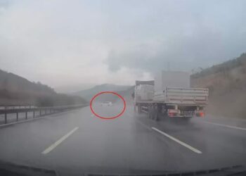 Otomobil kayganlaşan yolda bariyerlere çarptı