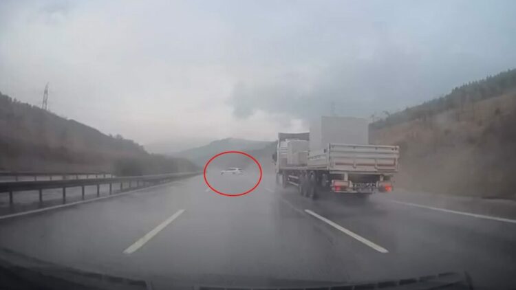 Otomobil kayganlaşan yolda bariyerlere çarptı