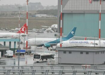İstanbul Havalimanı'nda borcundan dolayı haczedilen İran havayolu şirketinin uçağının bekleyişi sürüyor