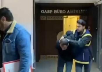 'Park yeri' kavgasında otomobilin lastikleri patlatıldı; olay kamerada