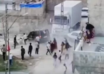 Kavgada kalabalığın arasına aracıyla daldı