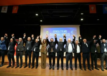 Ataşehir’de CHP’li 6 meclis üyesi AK Parti’ye katıldı