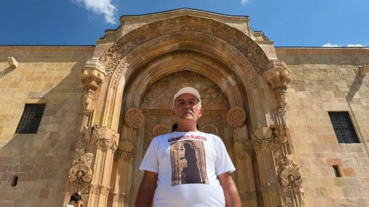 Ziyaretçiler 'boş taşa bakmasın' diye 798 yıllık mirasın gönüllü elçiliğini yapıyor